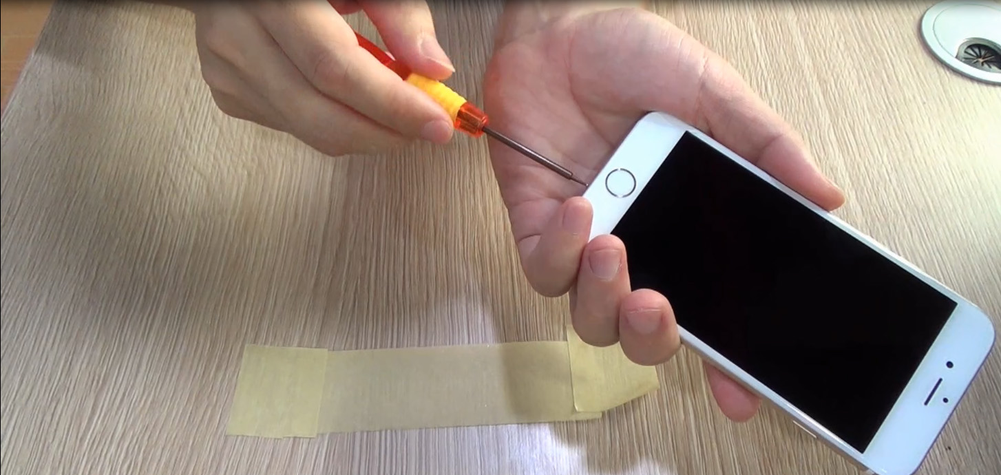 Remove the lower end of the iphone screws with a screwdriver Pentagon